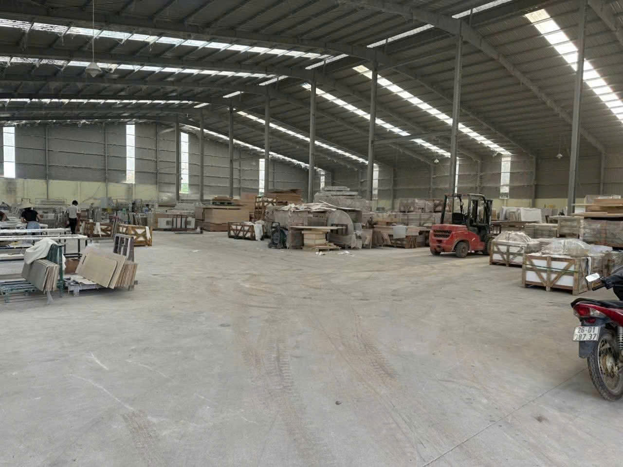 Bán nhà xưởng 3.000m² trên đất 15.000m² tại Bàu Bàng – Bình Dương. Có sẵn SKC, điện 400kVA, đường container, đang cho thuê 120tr/tháng