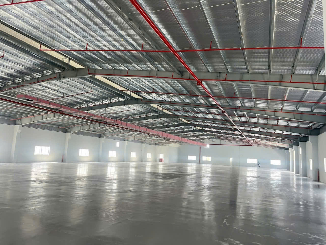 Cho thuê 2 xưởng trệt lầu tại KCN Sóng Thần 3, tổng 11.000m². Pháp lý hoàn chỉnh, hỗ trợ DNNN đứng tên. Giá thuê 6 USD/m²/tháng