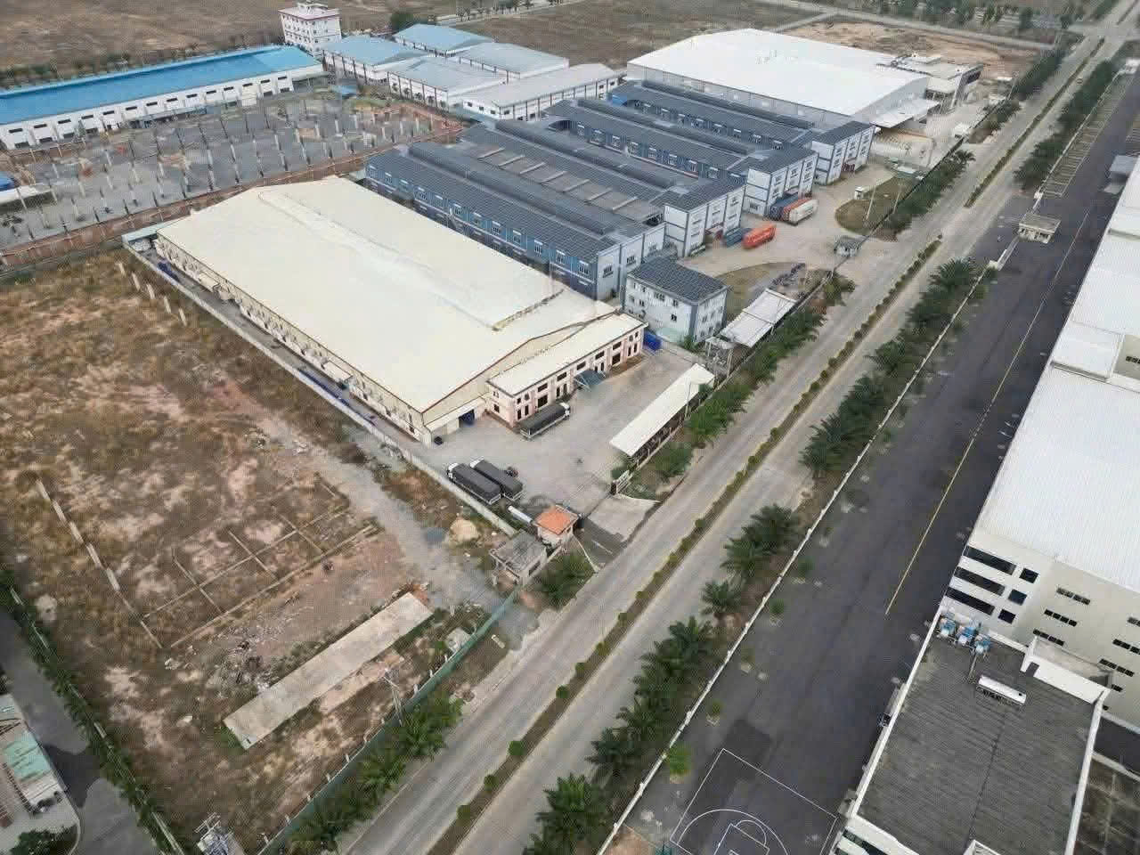 Bán hoặc cho thuê xưởng 6.000m² (đất 10.000m²) tại KCN Sóng Thần 3. PCCC tự động, pháp lý hoàn công. Giá bán 5 triệu USD; thuê từ 5.5 USD/m². Bàn giao 10/2025
