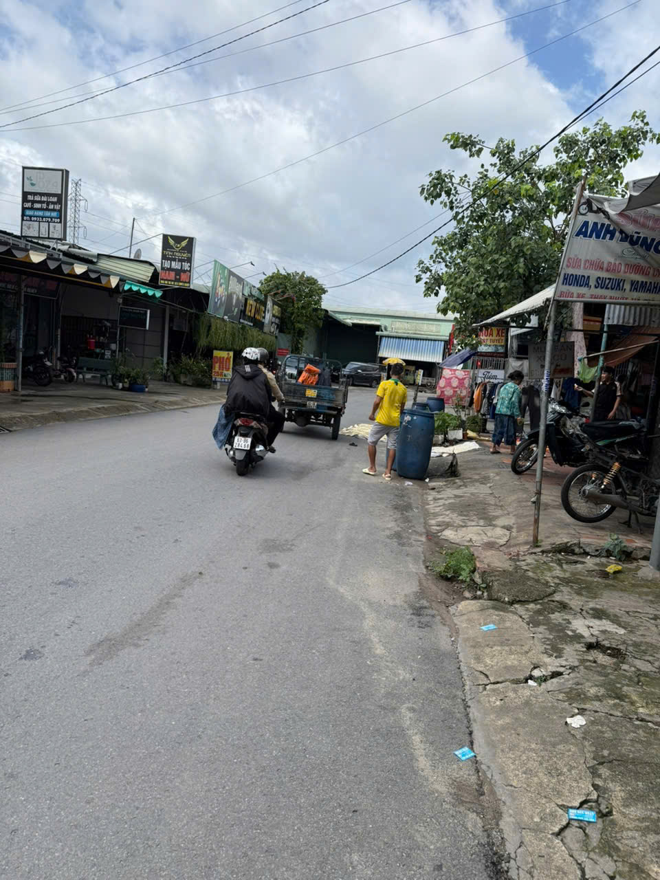 Cho thuê kho 340m² tại Thuận An, Bình Dương. Gần chợ, khu dân cư sầm uất, đường rộng thoáng, phù hợp kinh doanh, kho bãi. Giá thuê 18 triệu/tháng. LH 0366632092
