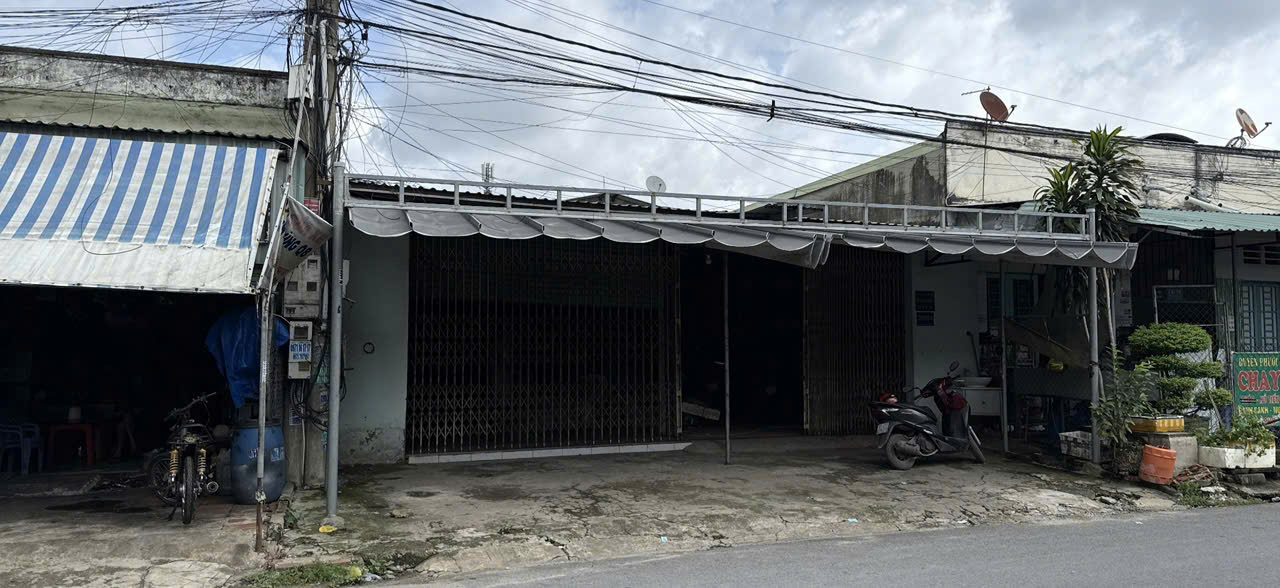Cho thuê kho 340m² tại Thuận An, Bình Dương. Gần chợ, khu dân cư sầm uất, đường rộng thoáng, phù hợp kinh doanh, kho bãi. Giá thuê 18 triệu/tháng. LH 0366632092