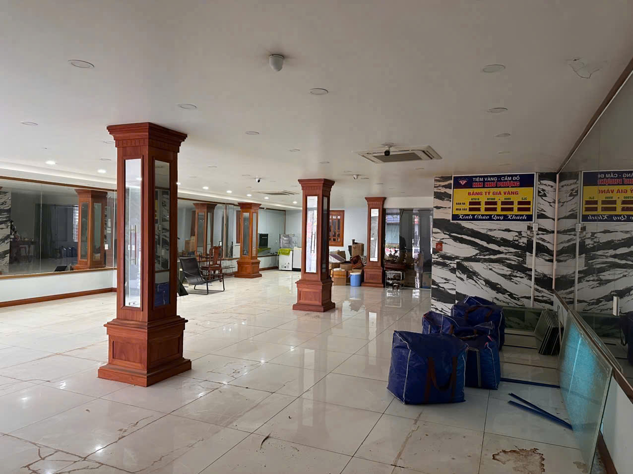 Cho thuê mặt bằng 1.000m² tại Phạm Ngọc Thạch, Hiệp Thành, Thủ Dầu Một. Nhà 1 trệt 3 lầu, 2 mặt tiền, có thang máy, phù hợp ngân hàng, văn phòng, trường học.