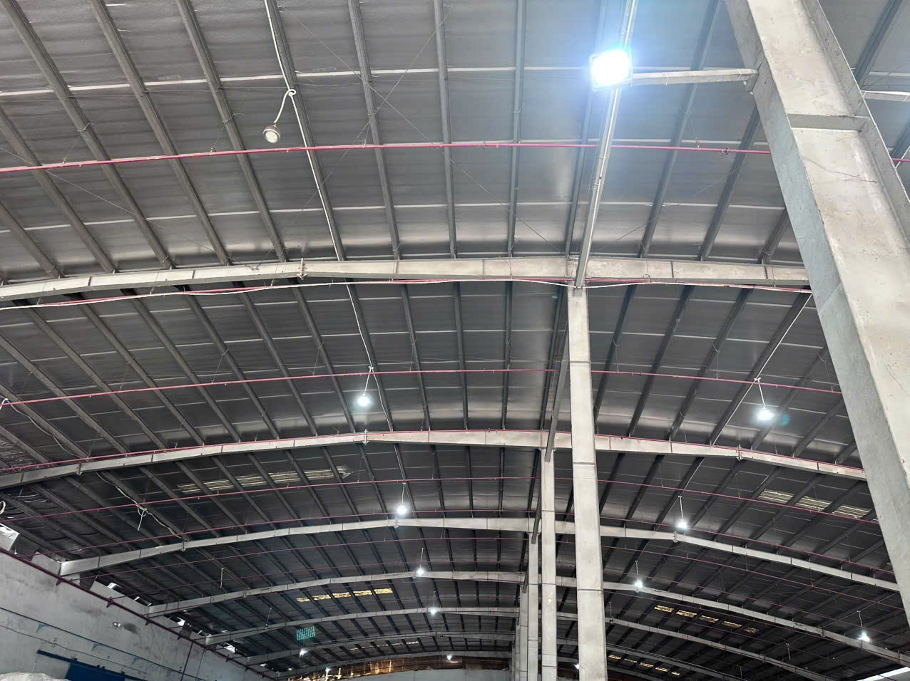 Cho thuê nhà xưởng tại KCN Nhơn Trạch 2, Đồng Nai. Diện tích 7.450m², có PCCC tự động, trạm điện 380KVA, vị trí gần cảng Cát Lái và Phước An, giá 3.8$/m²